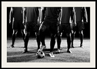 Schwarz-weißes Gruppenfoto von Fußballspielern in Spieluniformen-4