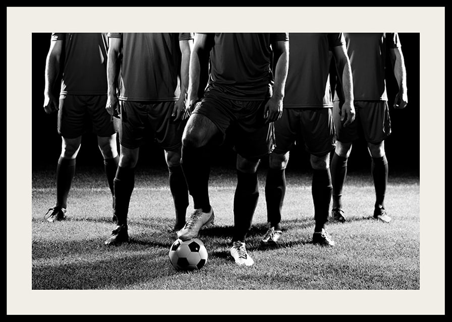 Schwarz-weißes Gruppenfoto von Fußballspielern in Spieluniformen-12