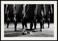 Fotografie de grup alb-negru cu jucători de fotbal în uniforme de meci-4