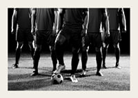 Schwarz-weißes Gruppenfoto von Fußballspielern in Spieluniformen-5