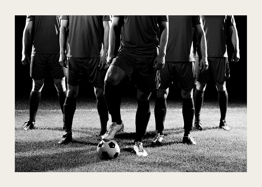 Schwarz-weißes Gruppenfoto von Fußballspielern in Spieluniformen-12