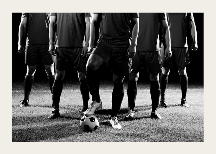 Fotografie de grup alb-negru cu jucători de fotbal în uniforme de meci-12