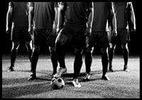 Schwarz-weißes Gruppenfoto von Fußballspielern in Spieluniformen-6