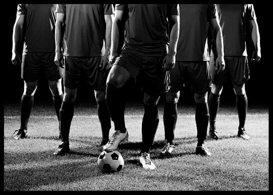Schwarz-weißes Gruppenfoto von Fußballspielern in Spieluniformen-12