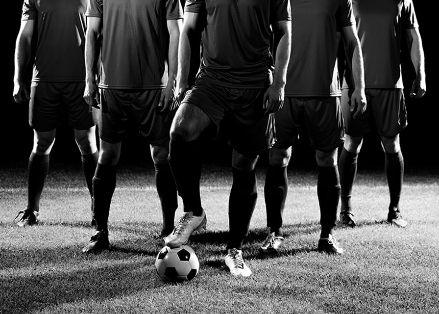 Schwarz-weißes Gruppenfoto von Fußballspielern in Spieluniformen-12