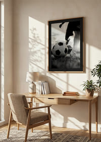 Prim-plan alb-negru al fotbalului și al jucătorilor în lumina din spate-8