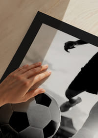 Prim-plan alb-negru al fotbalului și al jucătorilor în lumina din spate-9