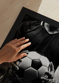 Prim-plan alb-negru al unui jucător de fotbal cu mingea în mână-9