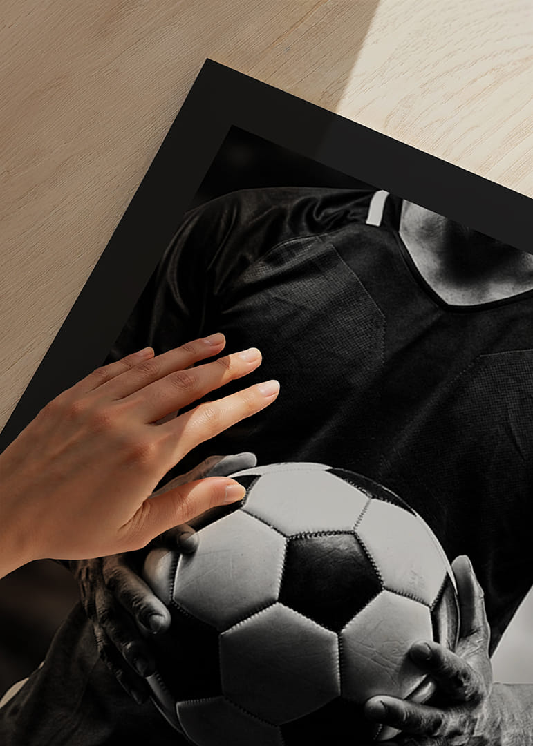 Prim-plan alb-negru al unui jucător de fotbal cu mingea în mână-12