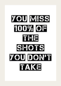 Testo in bianco e nero con citazione sul coraggio di correre rischi-3