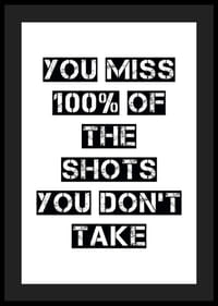 Testo in bianco e nero con citazione sul coraggio di correre rischi-4