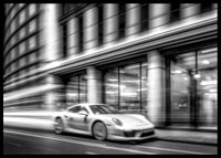 Fotografie alb-negru cu un Porsche 911 în mișcare în fața primăriei-6