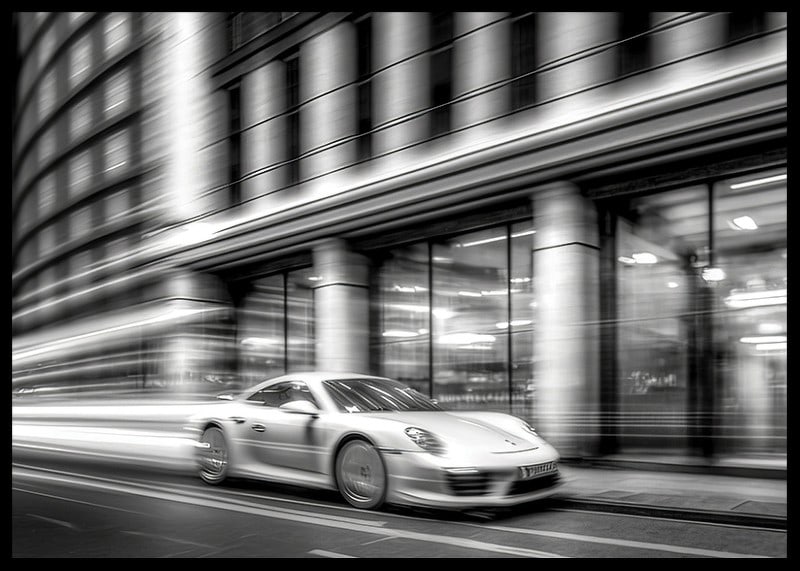 Fotografie alb-negru cu un Porsche 911 în mișcare în fața primăriei-12
