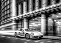 Fotografie alb-negru cu un Porsche 911 în mișcare în fața primăriei-7