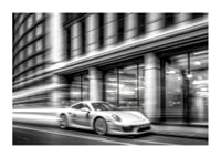 Fotografie alb-negru cu un Porsche 911 în mișcare în fața primăriei-1