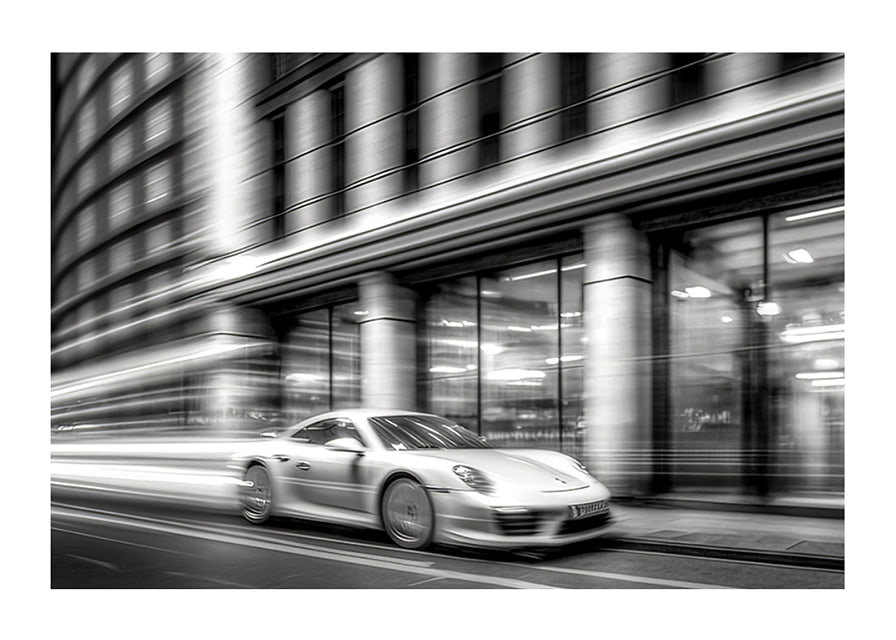 Fotografie alb-negru cu un Porsche 911 în mișcare în fața primăriei-12