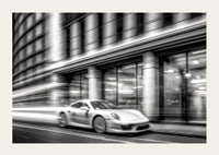 Fotografie alb-negru cu un Porsche 911 în mișcare în fața primăriei-3