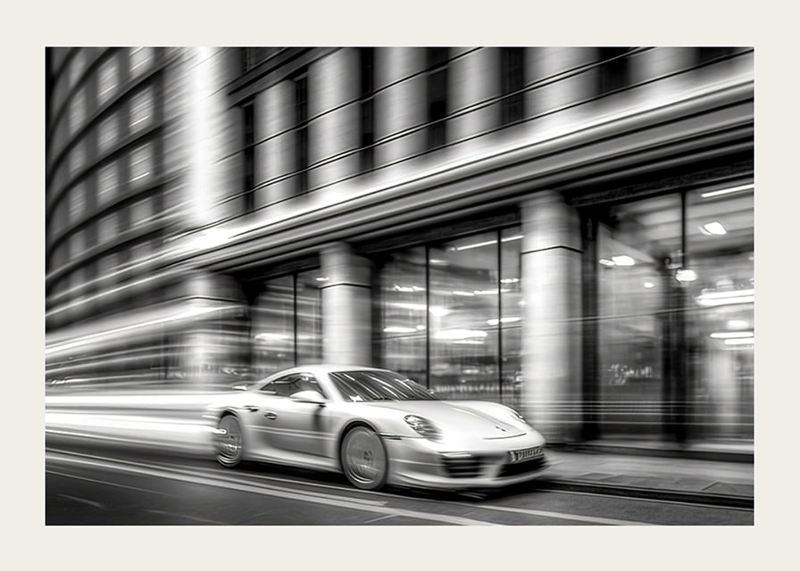 Fotografie alb-negru cu un Porsche 911 în mișcare în fața primăriei-12
