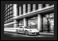 Fotografie alb-negru cu un Porsche 911 în mișcare în fața primăriei-4