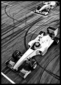 Svartvit vy ovanifrån av två Formel 1-bilar på startlinjen-6