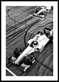 Svartvit vy ovanifrån av två Formel 1-bilar på startlinjen-0
