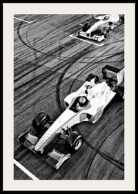 Svartvit vy ovanifrån av två Formel 1-bilar på startlinjen-2