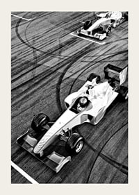 Svartvit vy ovanifrån av två Formel 1-bilar på startlinjen-3