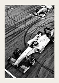 Svartvit vy ovanifrån av två Formel 1-bilar på startlinjen-3