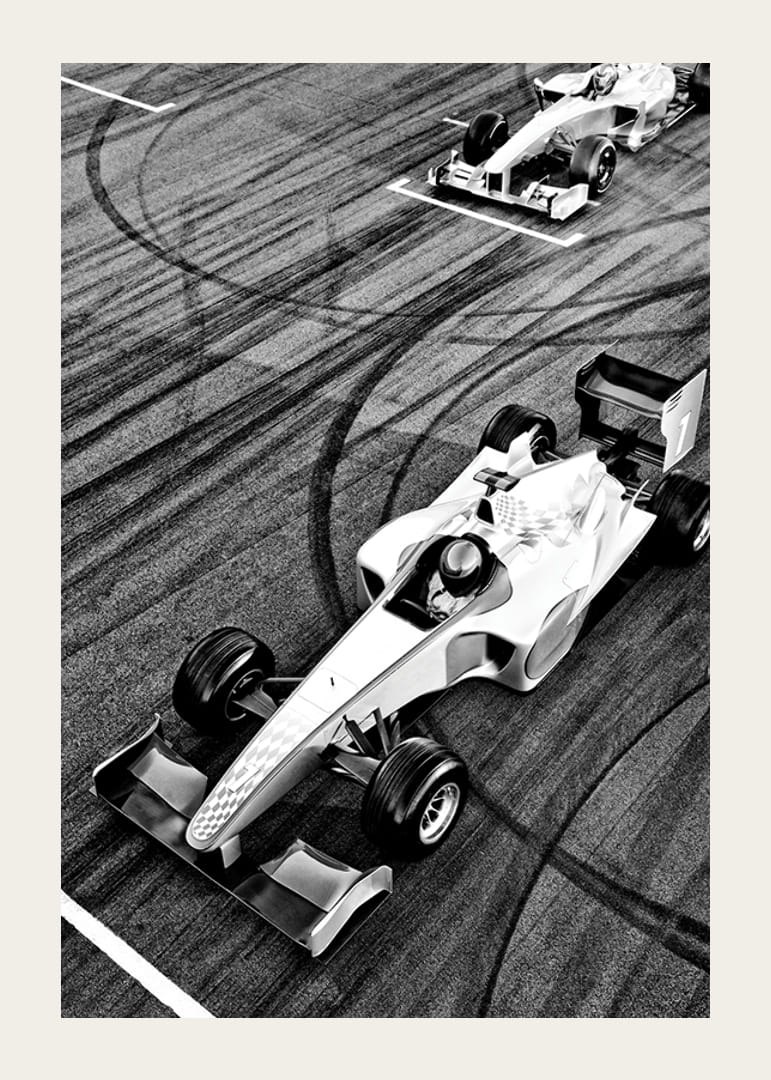 Svartvit vy ovanifrån av två Formel 1-bilar på startlinjen-12