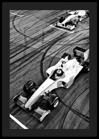 Svartvit vy ovanifrån av två Formel 1-bilar på startlinjen-4