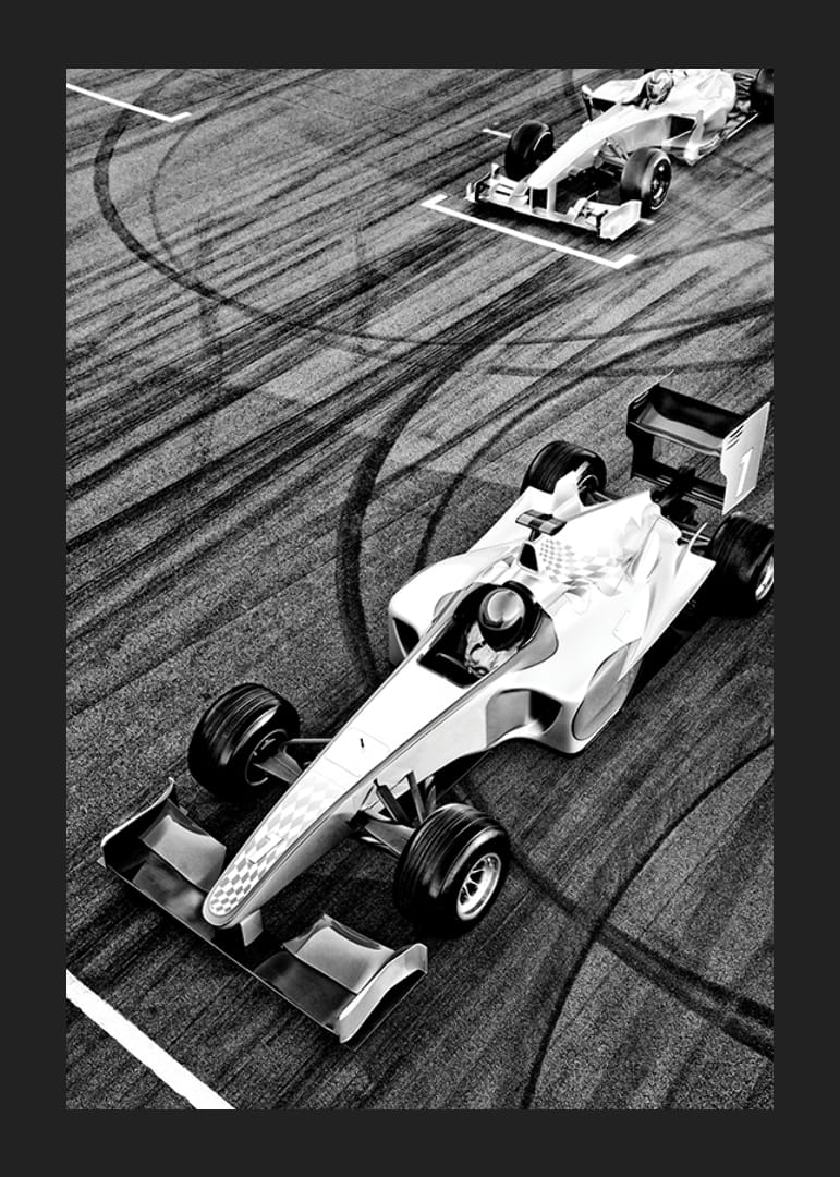 Svartvit vy ovanifrån av två Formel 1-bilar på startlinjen-12