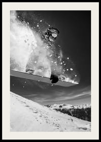 Svartvit actionbild av snowboardåkare mitt i hopp-2