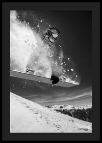 Svartvit actionbild av snowboardåkare mitt i hopp-4