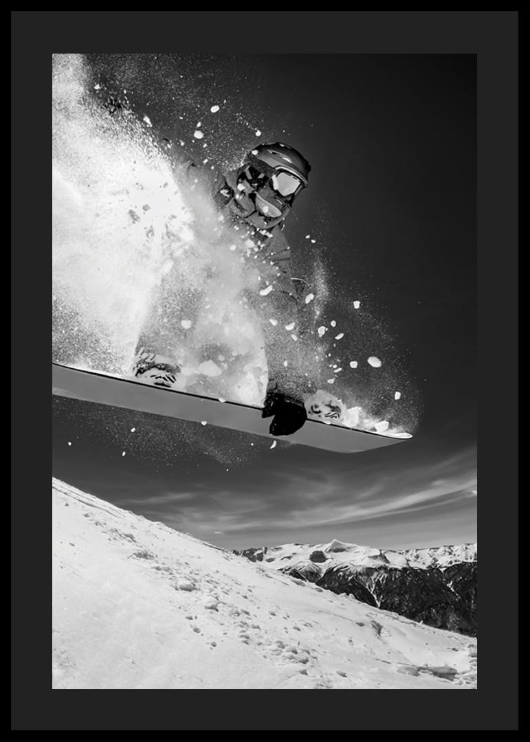 Svartvit actionbild av snowboardåkare mitt i hopp-12