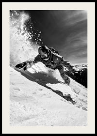 snowboarder alb-negru pe o pantă înzăpezită-2