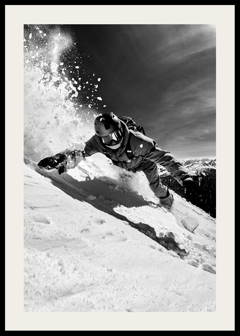 snowboarder alb-negru pe o pantă înzăpezită-12