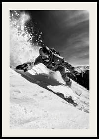 Svartvit actionbild av snowboardåkare i snöig nedfart-2