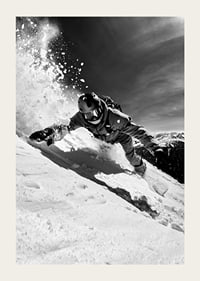 snowboarder alb-negru pe o pantă înzăpezită-3