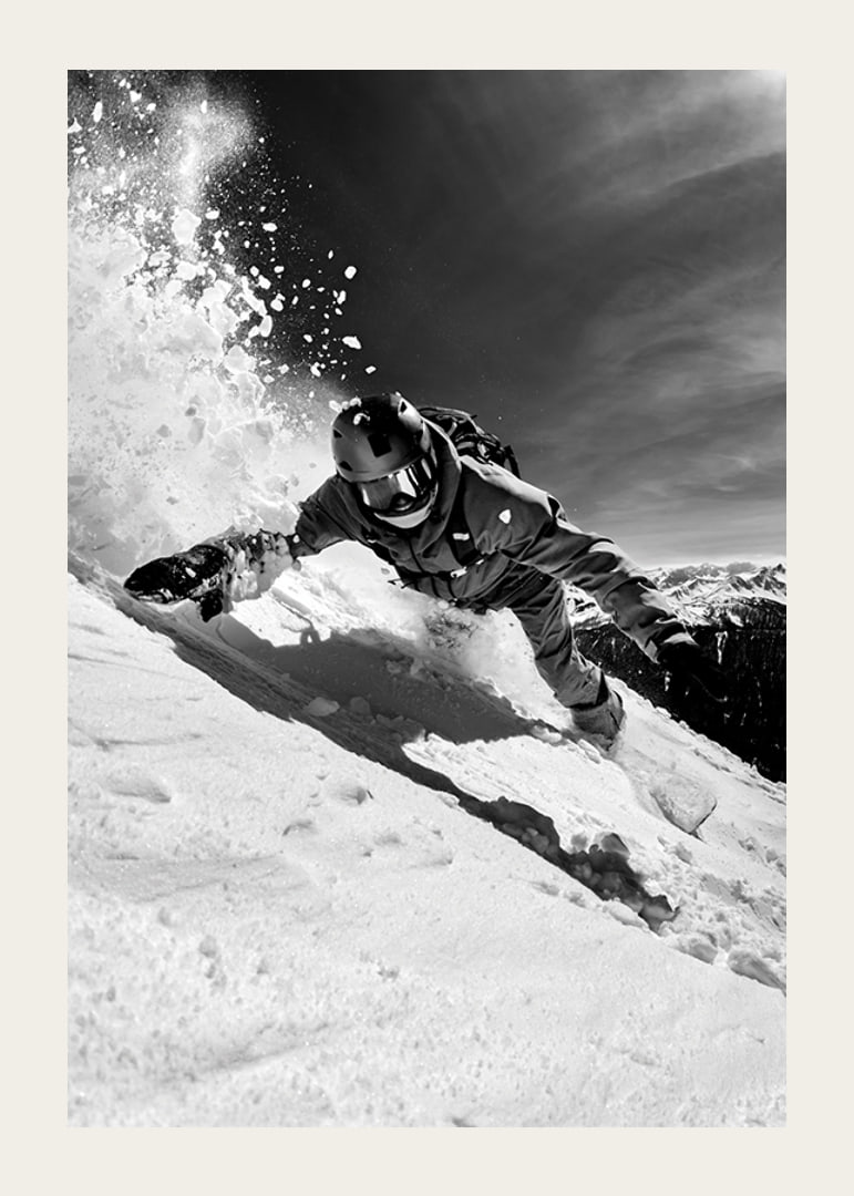 snowboarder alb-negru pe o pantă înzăpezită-12