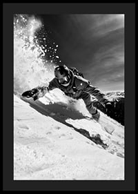snowboarder alb-negru pe o pantă înzăpezită-4