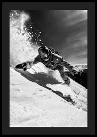 Svartvit actionbild av snowboardåkare i snöig nedfart-4