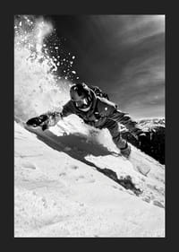 Svartvit actionbild av snowboardåkare i snöig nedfart-5