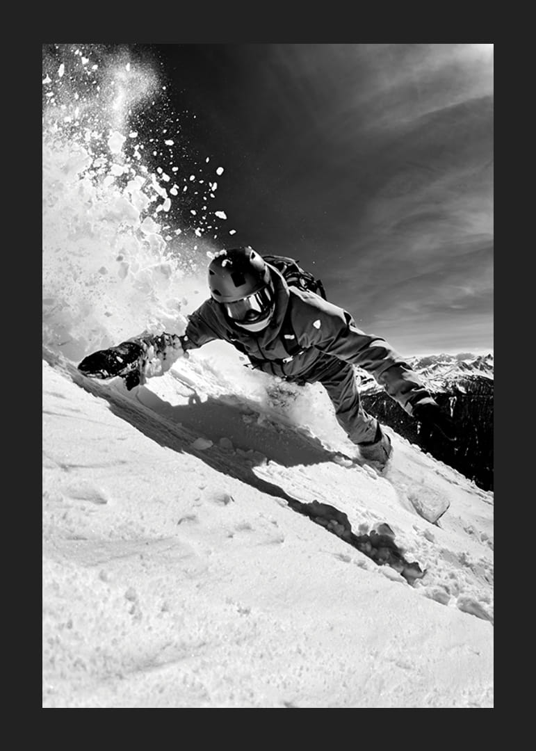 Svartvit actionbild av snowboardåkare i snöig nedfart-12