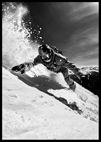 snowboarder alb-negru pe o pantă înzăpezită-6