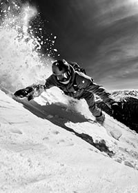 snowboarder alb-negru pe o pantă înzăpezită-7