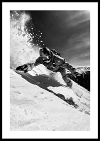snowboarder alb-negru pe o pantă înzăpezită-0