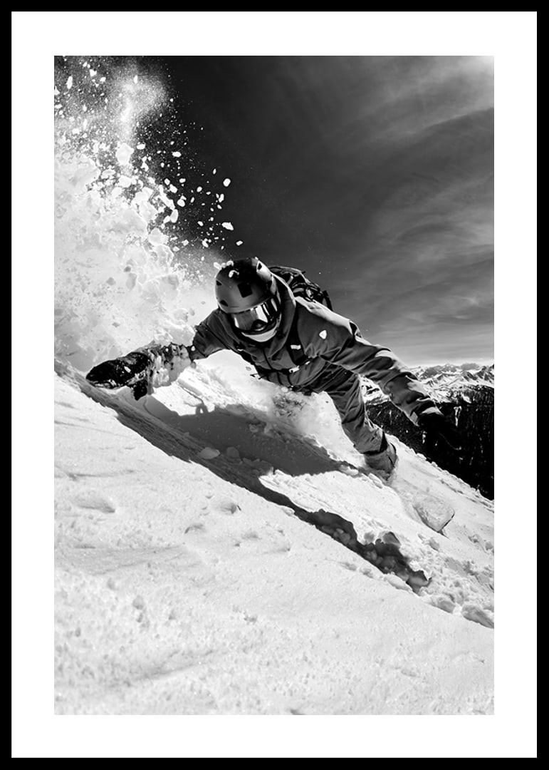 snowboarder alb-negru pe o pantă înzăpezită-12