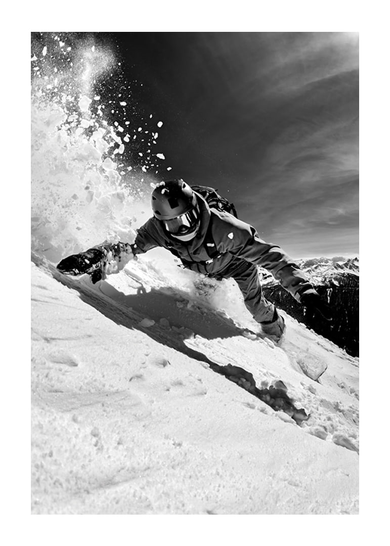 snowboarder alb-negru pe o pantă înzăpezită-12