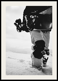 Svartvit foto av snowboardåkare med bräda i snölandskap-2