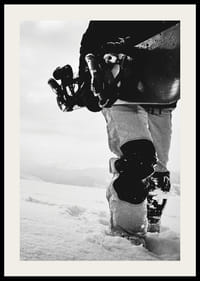 Czarno-białe zdjęcie snowboardzisty z deską na tle zaśnieżonego krajobrazu-2